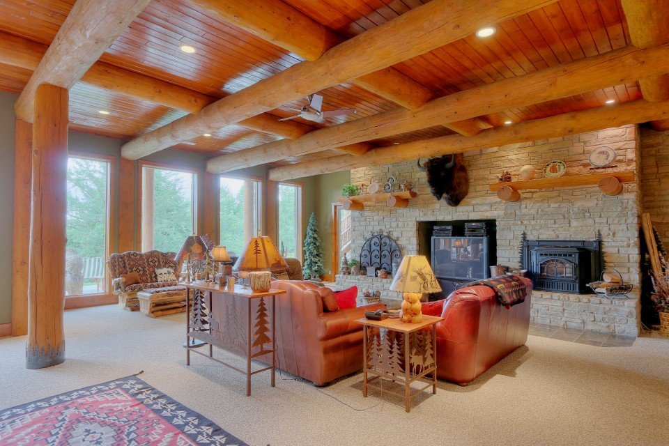 Log Home Suite Livingroom